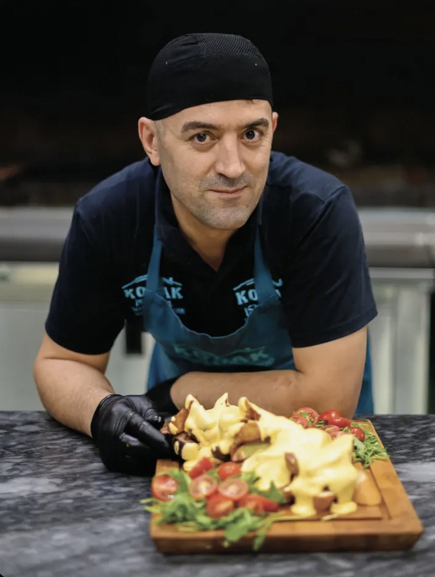 Bucătar Konak prezentând un platou