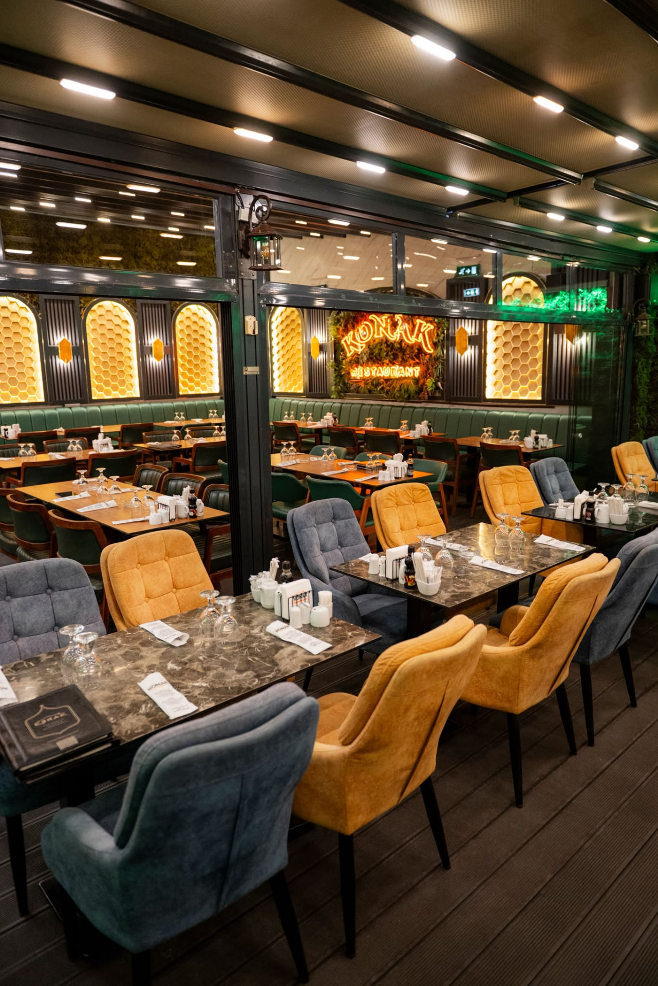 Interiorul Restaurantului Konak — 4