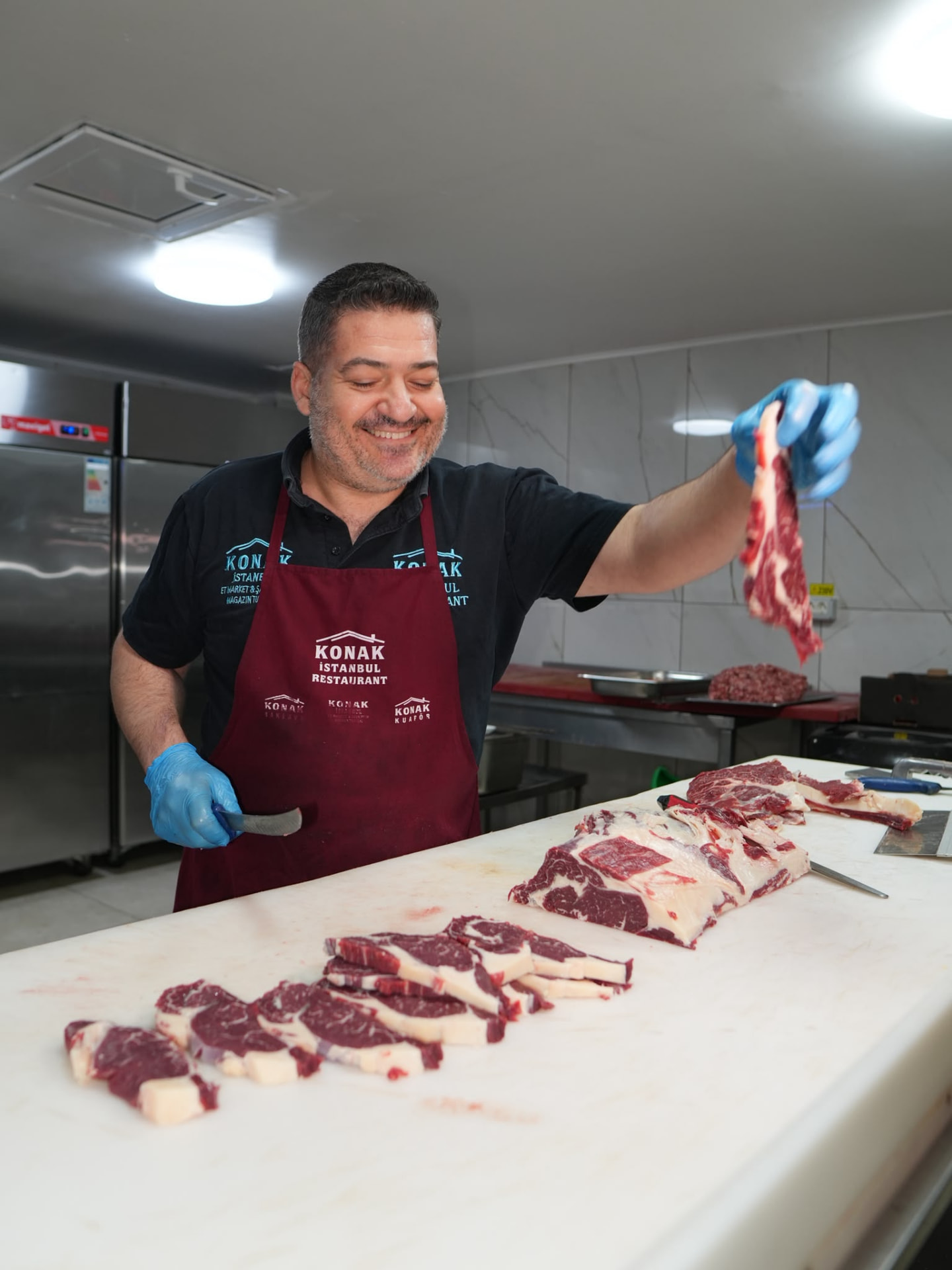 Membru al echipei Konak pregătind carnea